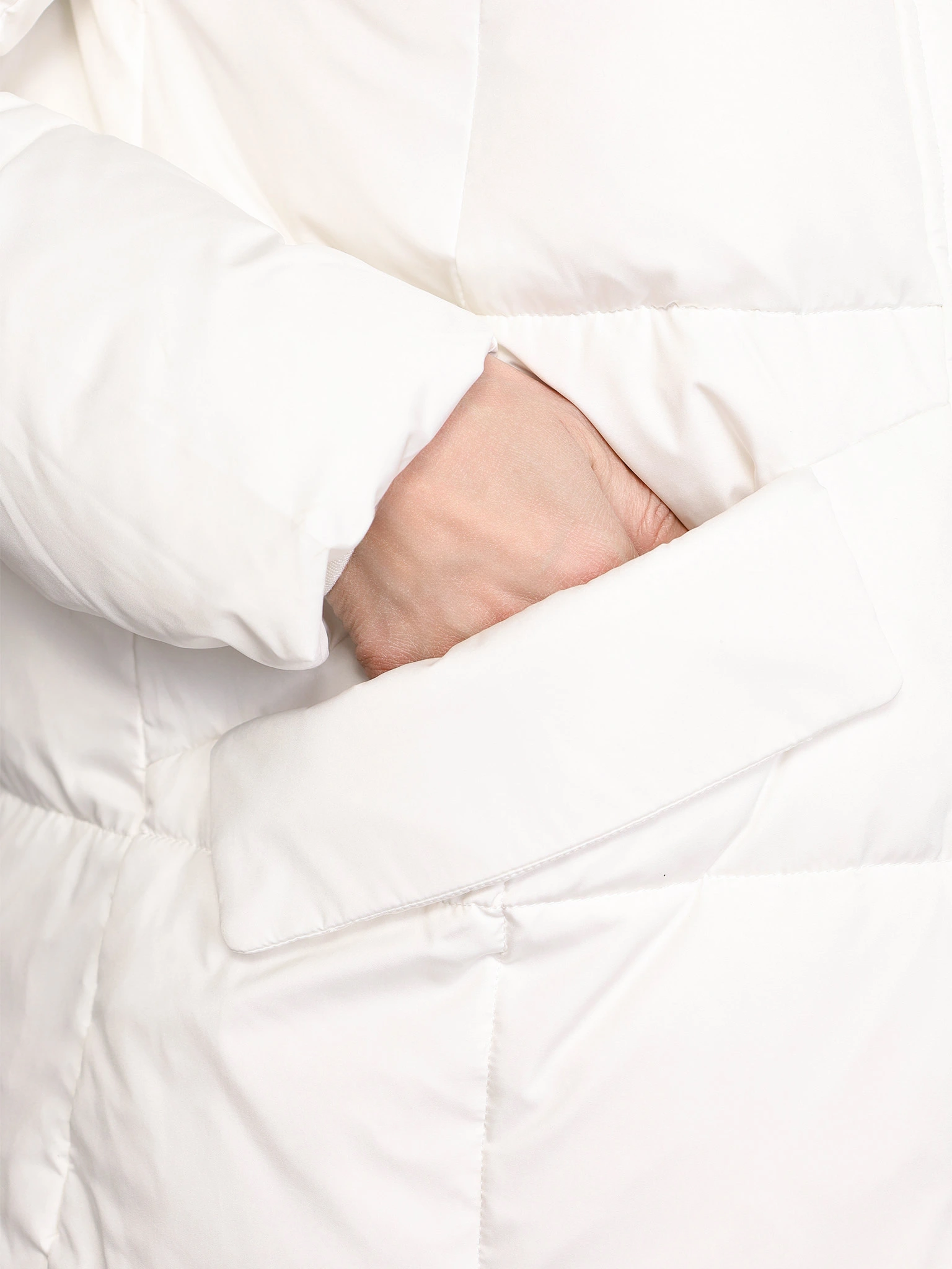 Пуховик белого цвета с капюшоном